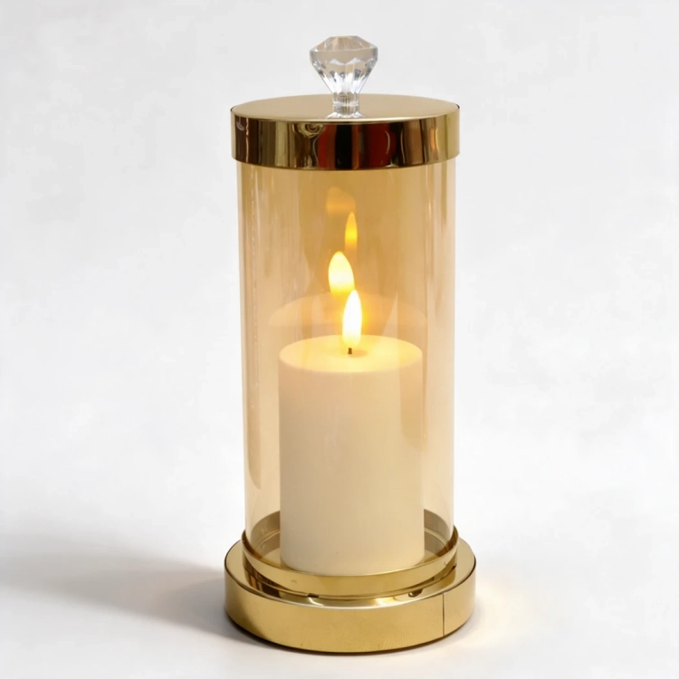 Lampion Glamour złoty ze świecą LED zapaloną w środku