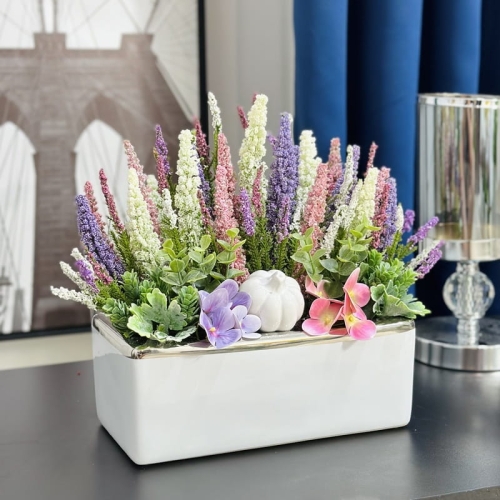 Kompozycja z wrzosów w ceramicznej rynnie