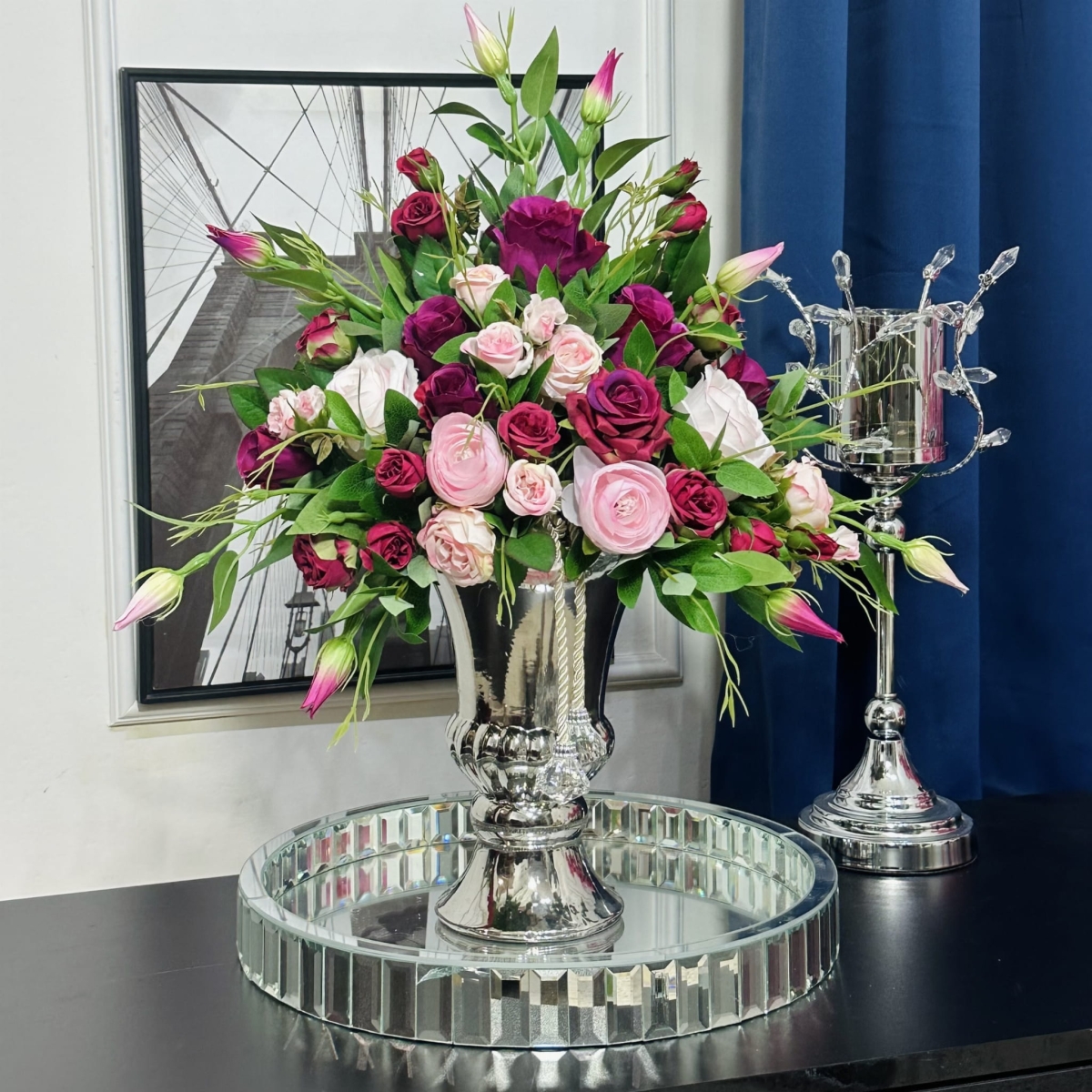 Kompozycja kwiatowa w ceramicznym wazonie