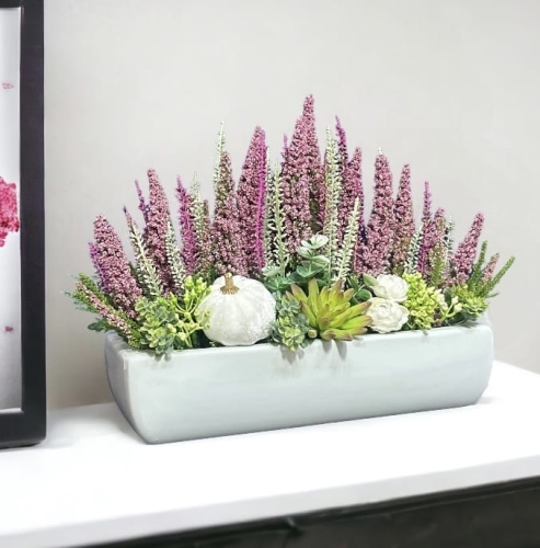 Kompozycja z wrzosów w podłużnej rynnie  