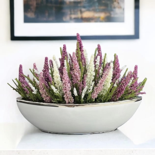 Kompozycja z wrzosów w ceramicznej łódce