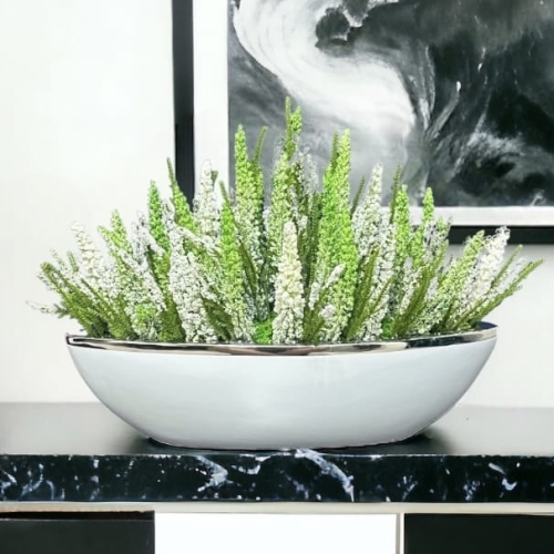 Kompozycja z wrzosów w ceramicznej łódce