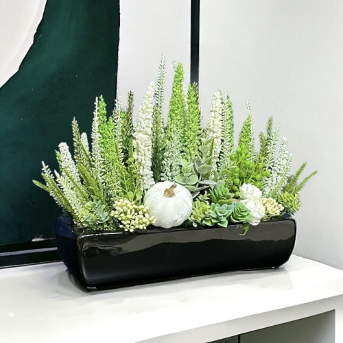 Kompozycja z wrzosów w podłużnej rynnie    