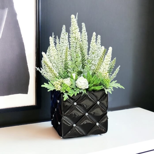 Kompozycja z wrzosów w ceramicznej doniczce glamour