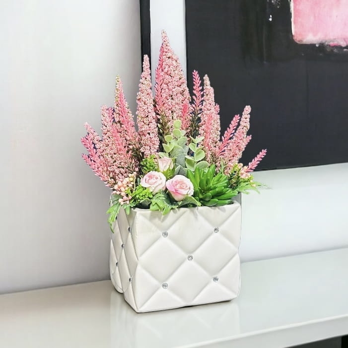 Kompozycja z wrzosów w ceramicznej doniczce glamour