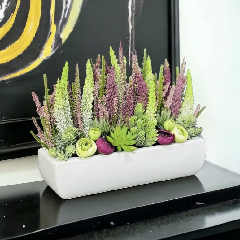 Kompozycja z wrzosów w podłużnej rynnie