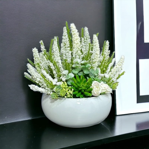 Kompozycja z wrzosów w ceramicznej misie 