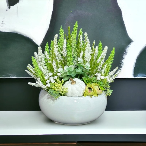 Kompozycja z wrzosów w ceramicznej misie   