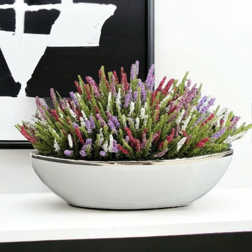 Kompozycja z wrzosów w ceramicznej łódce