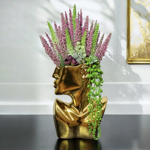 Kompozycja z wrzosów w ceramicznym wazonie