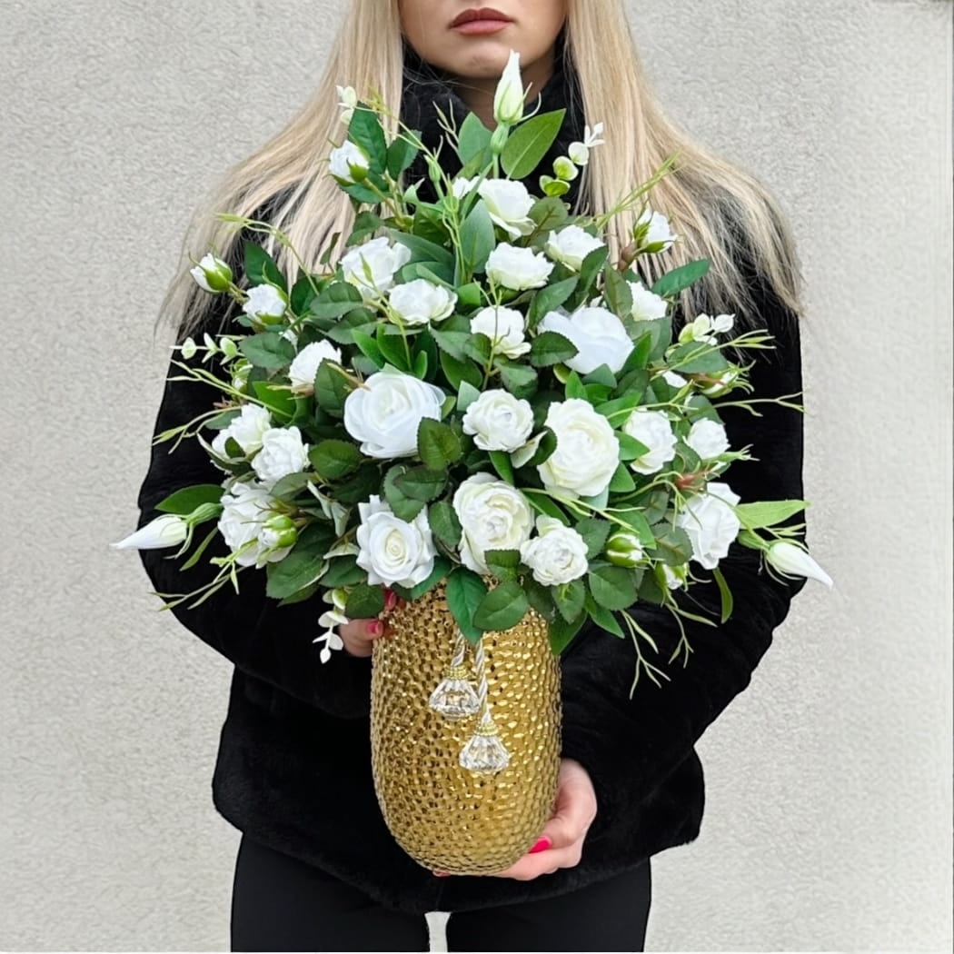 Kompozycja kwiatowa w wazonie w bieli