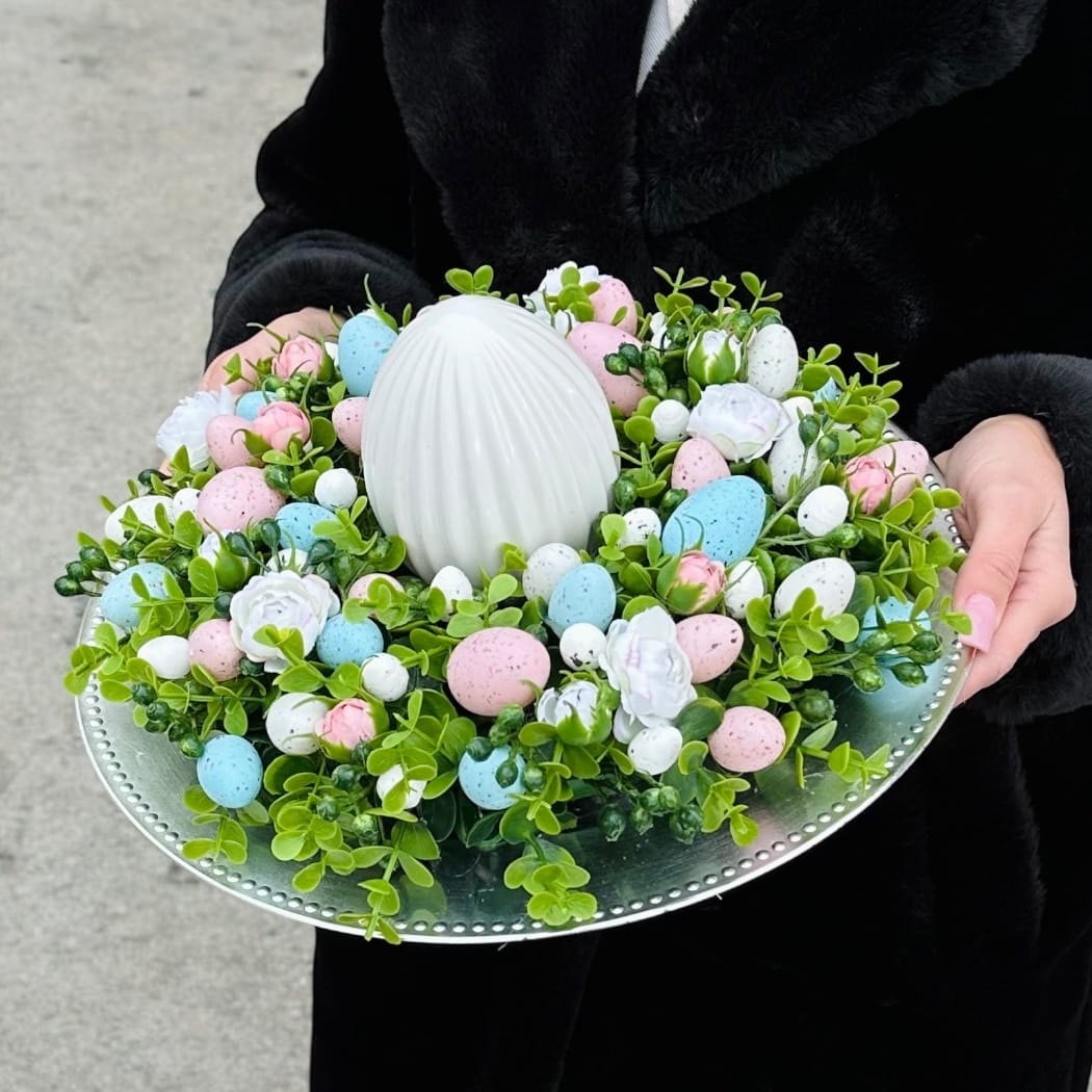 Wianek wielkanocny na talerzu