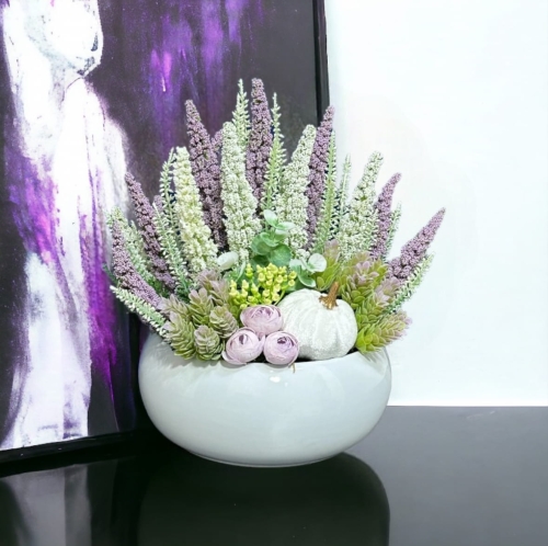 Kompozycja z wrzosów w ceramicznej misie  