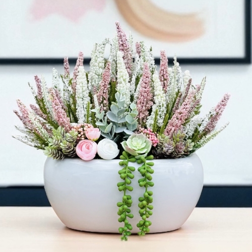 Kompozycja z wrzosów w ceramicznej rynnie