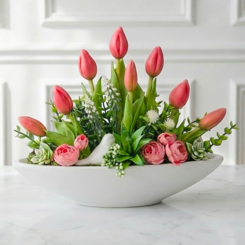 Kompozycja z silikonowych tulipanów w ceramicznej łódce