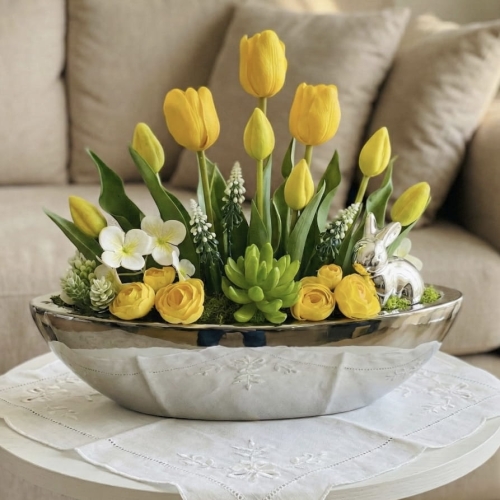 Kompozycja z silikonowych tulipanów w ceramicznej łódce 