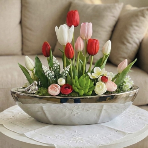 Kompozycja z silikonowych tulipanów w ceramicznej łódce 