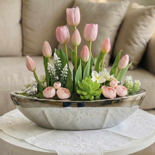 Kompozycja z silikonowych tulipanów w ceramicznej łódce 