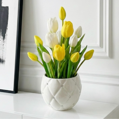 Kompozycja z silikonowych tulipanów w ceramiczne doniczce 