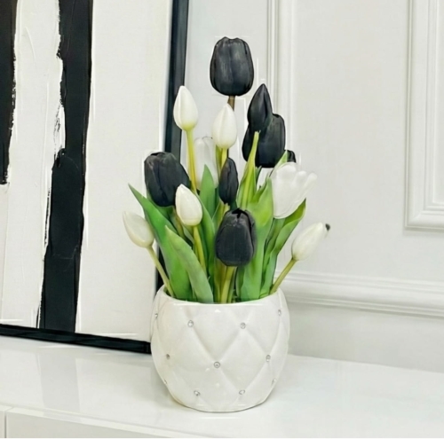 Kompozycja z silikonowych tulipanów w ceramiczne doniczce 