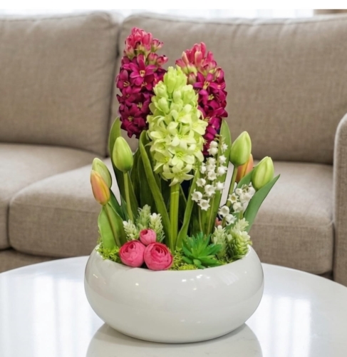 Kompozycja z hiacyntów i tulipanów w doniczce  