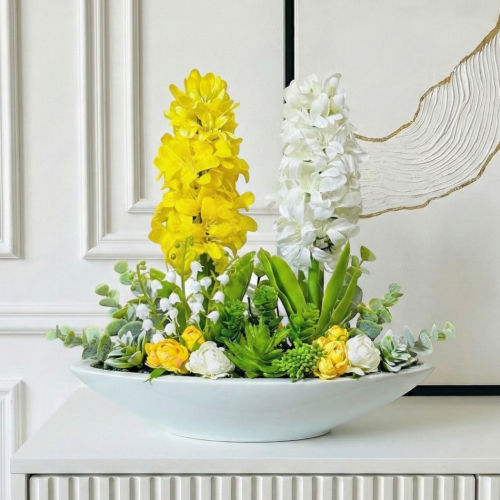 Kompozycja z hiacyntów w ceramicznej łódce 