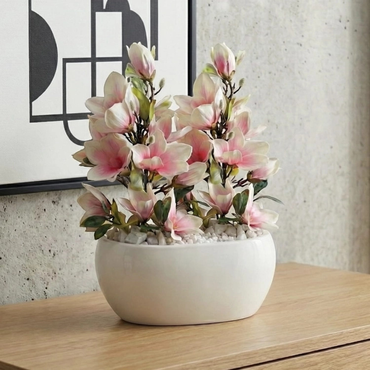 Sztuczna magnolia w doniczce