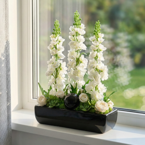 Kompozycja z ostróżka w doniczce 