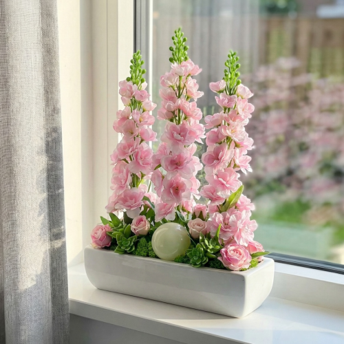 Kompozycja z ostróżkami w doniczce 