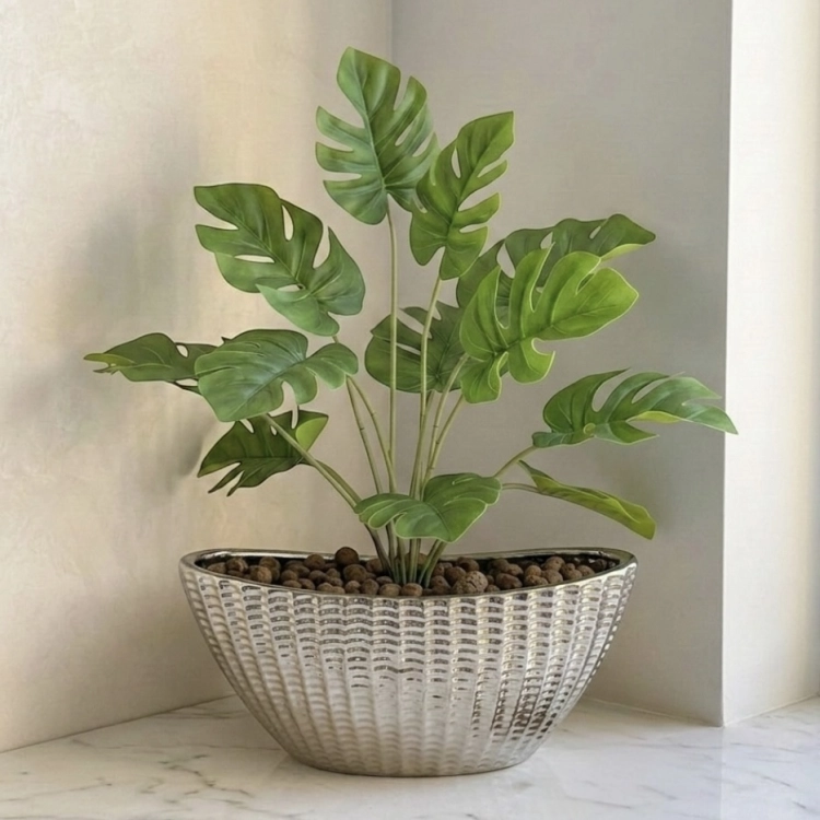 Sztuczna monstera w donicy