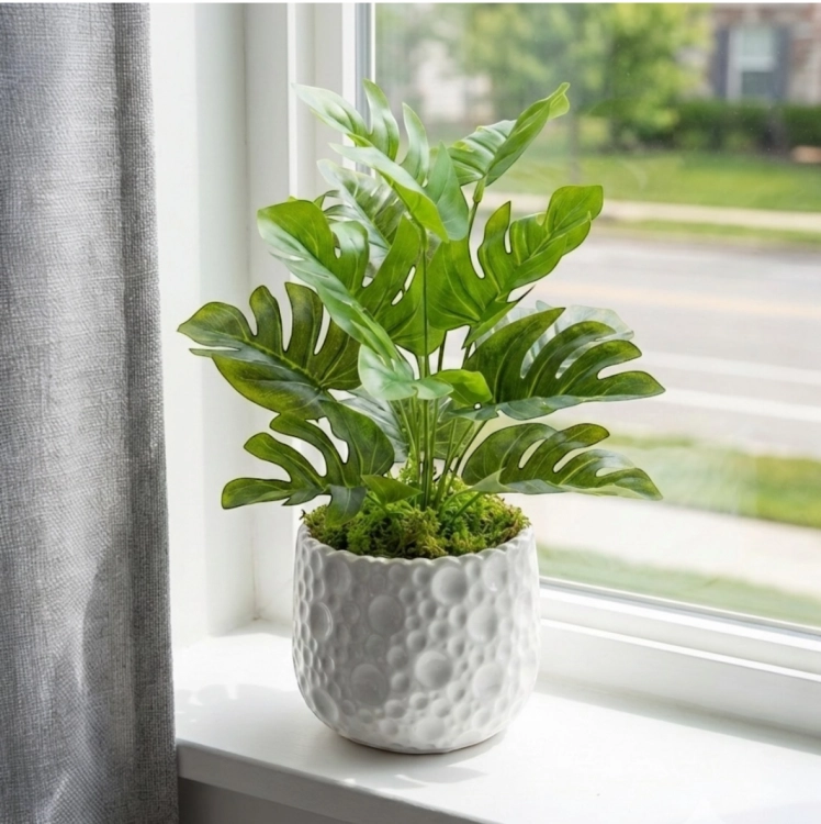 sztuczna monstera w doniczce