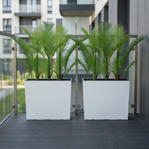 Sztuczna palma w donicy 