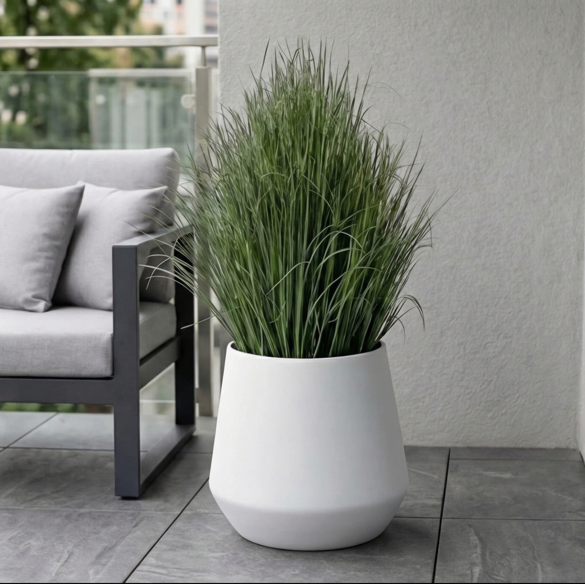 sztuczna trawa w donicy