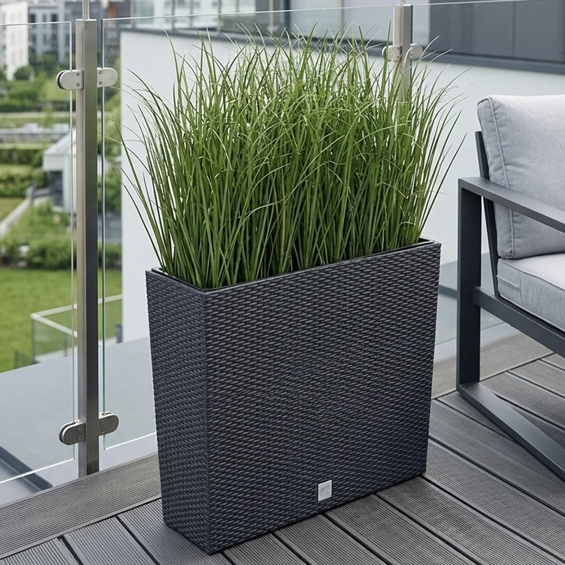 sztuczna trawa w doniczce