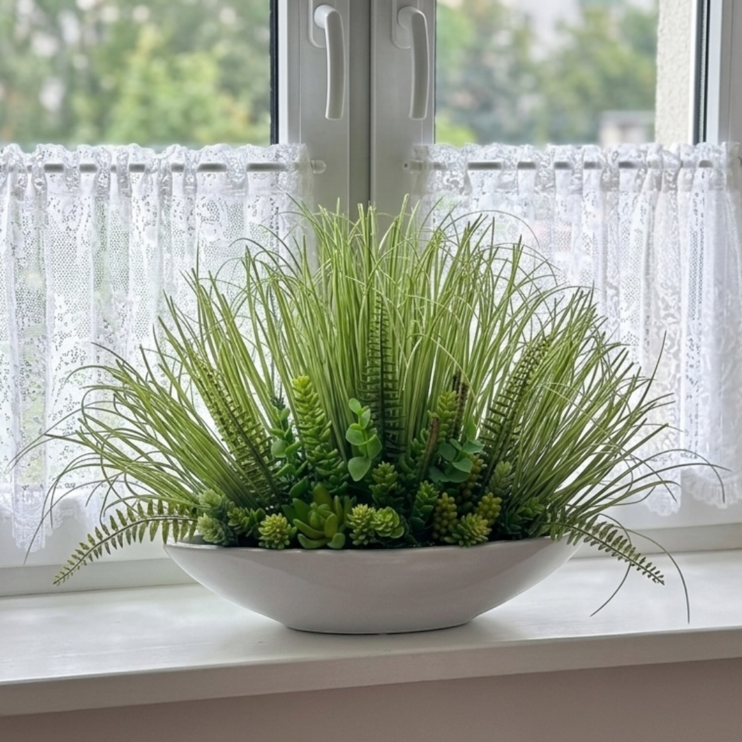 Sztuczna trawa w doniczce z sukulentami