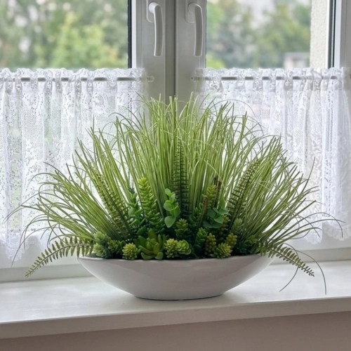 Sztuczna trawa z sukulentami w doniczce   