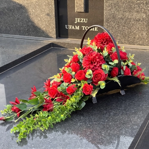 Kompozycja nagrobna w metalowym koszu