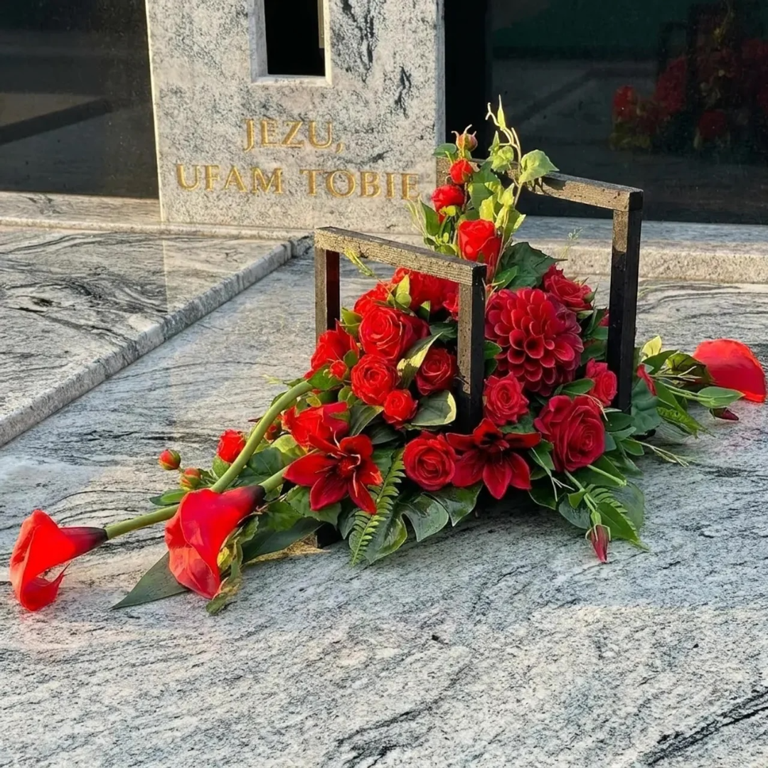 Wiązanka nagrobna na drewnianej ramie