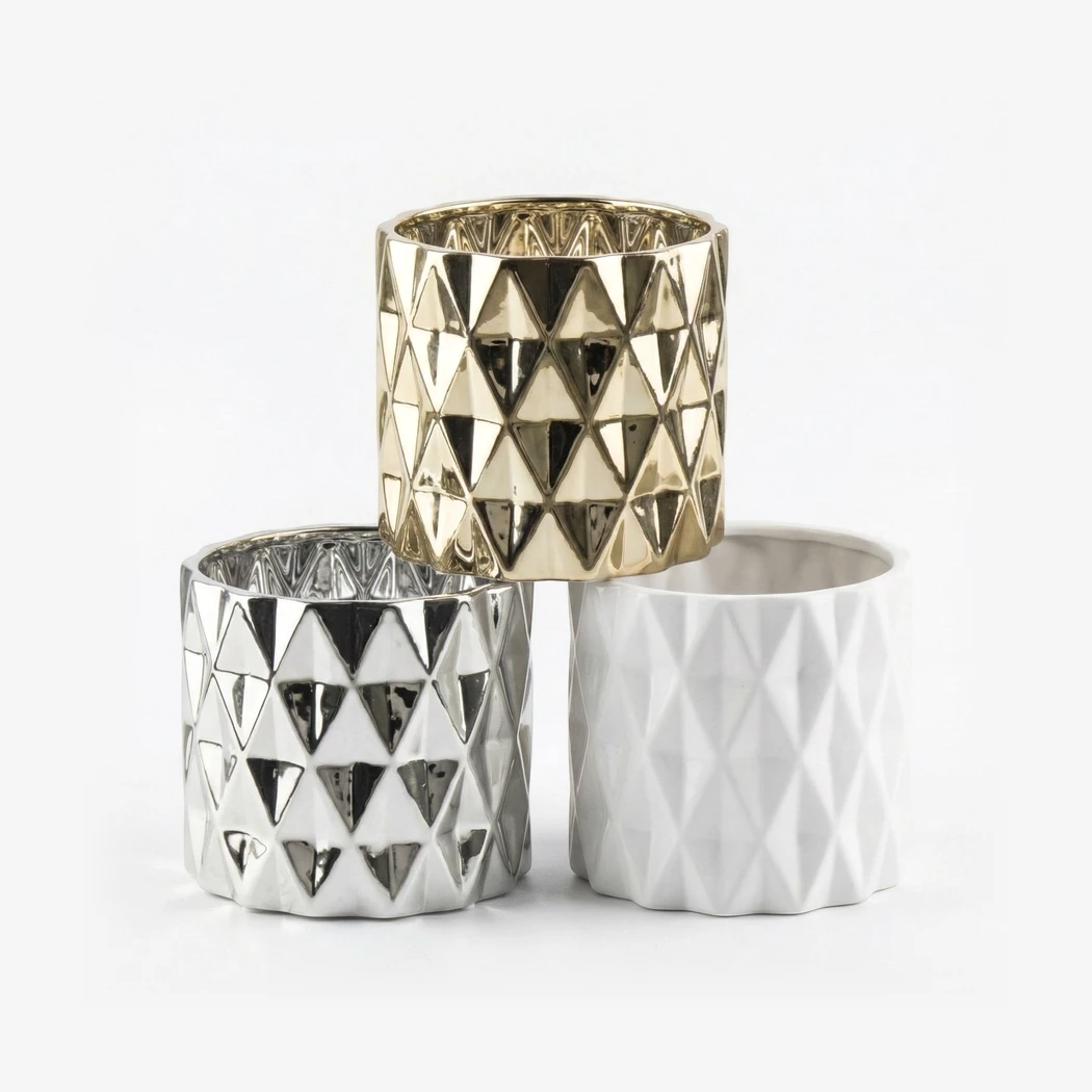Ceramiczna doniczka geometryczna – kolory biały, srebrny i złoty
