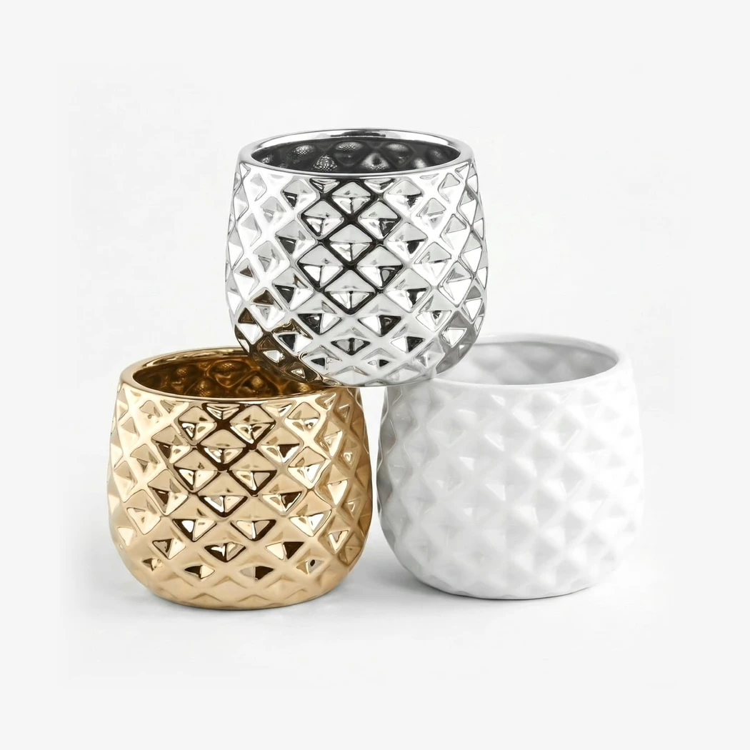 Ceramiczna doniczka w romby – kolory biały, srebrny i złoty