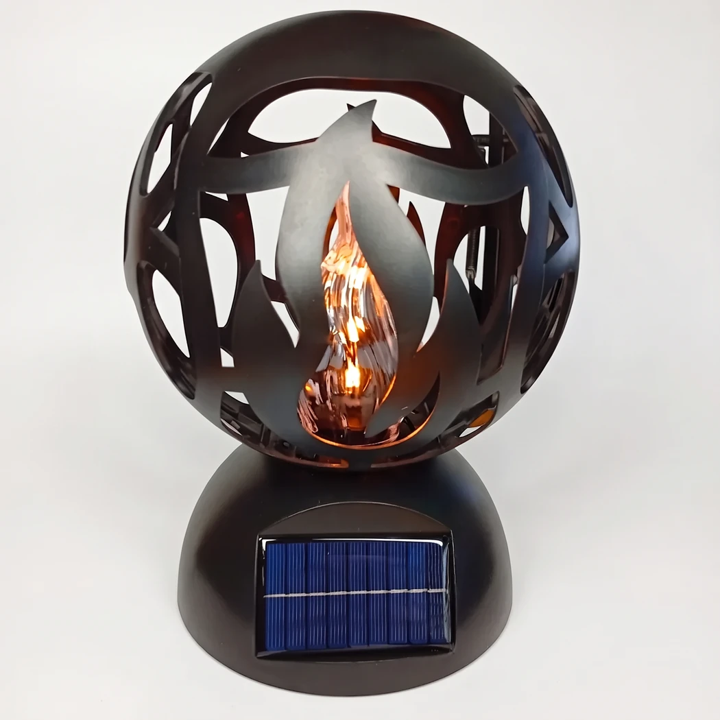Znicz solarny LED czarny w formie ażurowej kuli z motywem płomienia